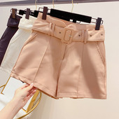 Stílusos női rövidnadrág magas derékkal és övvel