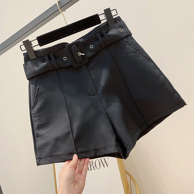 Stílusos női rövidnadrág magas derékkal és övvel