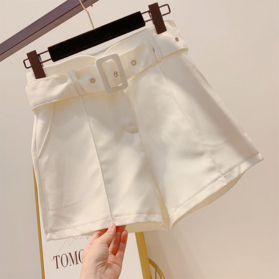 Stílusos női rövidnadrág magas derékkal és övvel