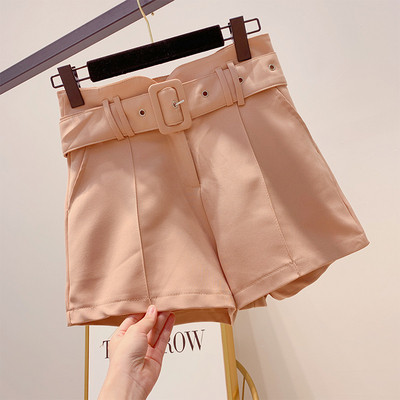Stílusos női rövidnadrág magas derékkal és övvel