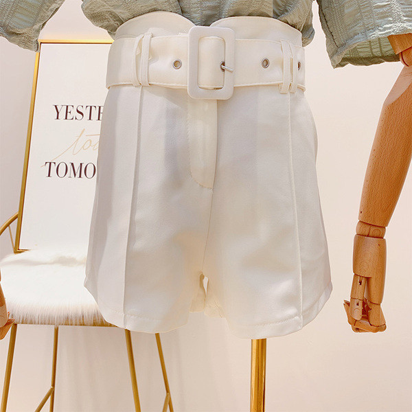 Stílusos női rövidnadrág magas derékkal és övvel