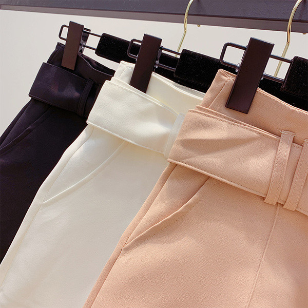 Stílusos női rövidnadrág magas derékkal és övvel