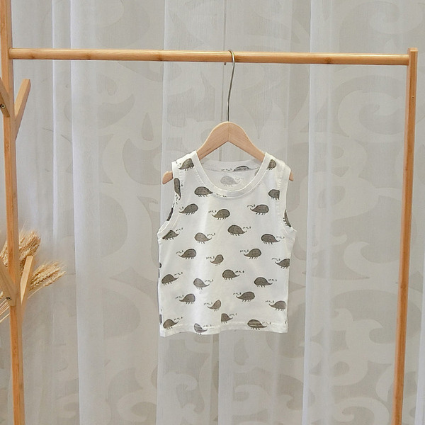 Gyerek felső fiúknak O-nyakkivágással és rátéttel