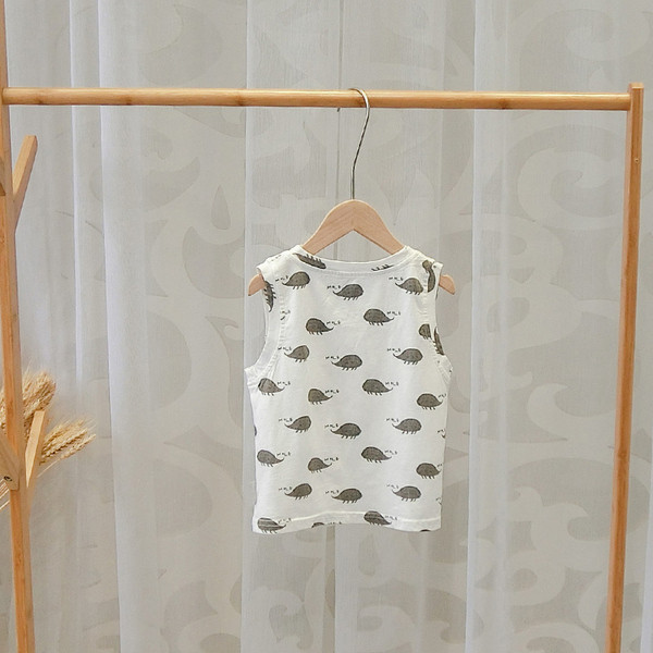 Gyerek felső fiúknak O-nyakkivágással és rátéttel