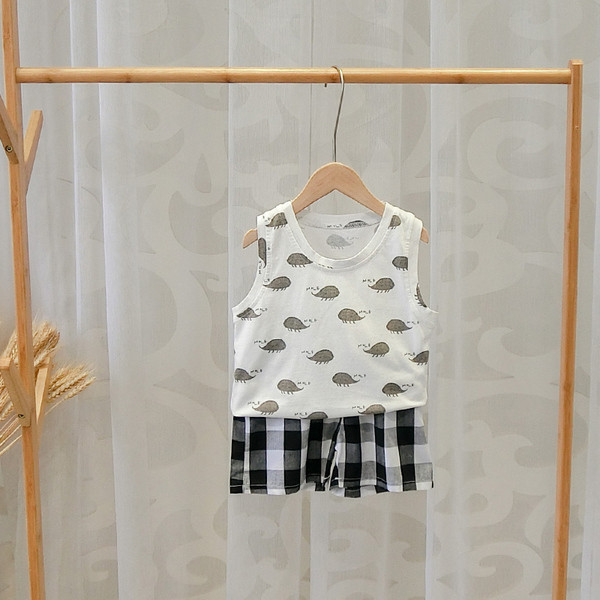 Gyerek felső fiúknak O-nyakkivágással és rátéttel