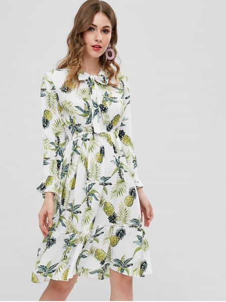 Modern női ruha színes motívumokkal szabott modellel