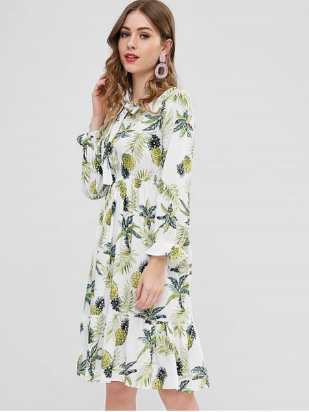 Modern női ruha színes motívumokkal szabott modellel