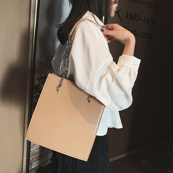 Eko bőrből készült stílusos női táska lánccal, három színben