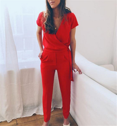 Modern női overall mély nyakkivágással és rövid ujjú piros színben