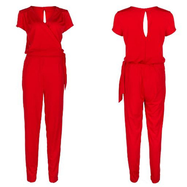 Modern női overall mély nyakkivágással és rövid ujjú piros színben