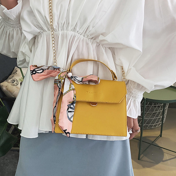 Modern női táska több színben felirattal