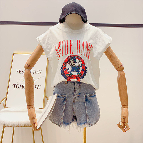 Modern női póló rátéttel és rövid ujjal