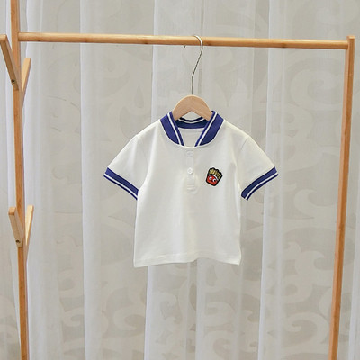 Korszerű gyerek póló fiúknak hímzéssel és gombokkal
