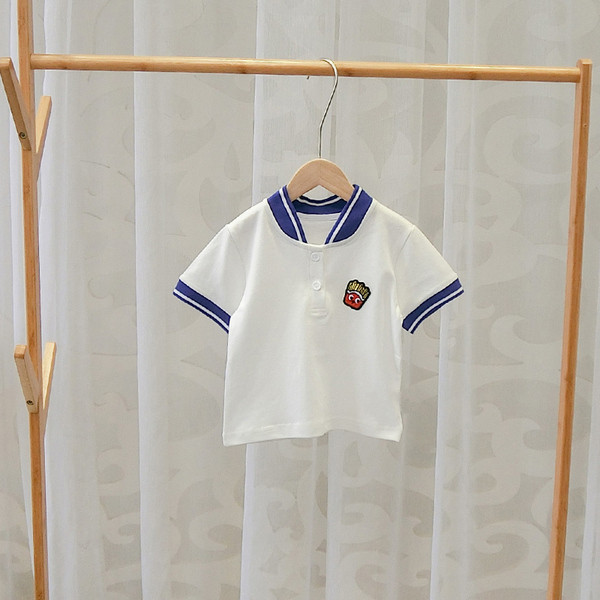 Korszerű gyerek póló fiúknak hímzéssel és gombokkal