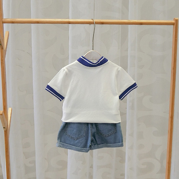 Korszerű gyerek póló fiúknak hímzéssel és gombokkal