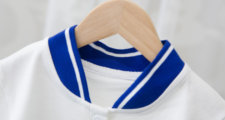 Korszerű gyerek póló fiúknak hímzéssel és gombokkal