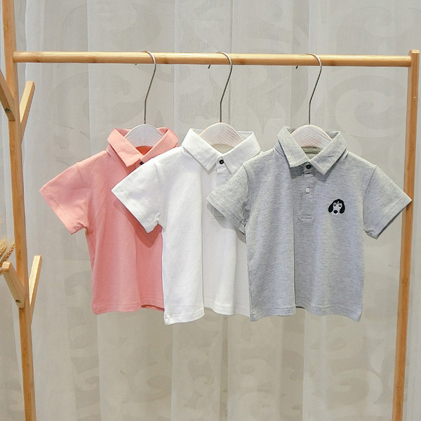 Modern gyerekpóló fiúknak három színben hímzéssel