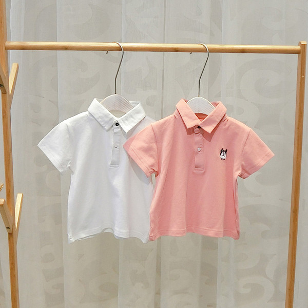 Modern gyerekpóló fiúknak három színben hímzéssel