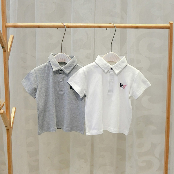Modern gyerekpóló fiúknak három színben hímzéssel