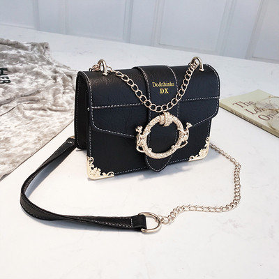 Eko bőrből készült alkalmi női táska, fekete-fehér fém elemekkel