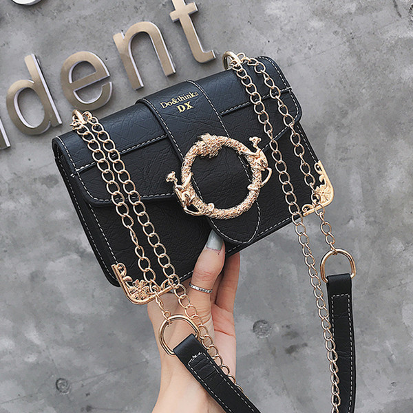 Eko bőrből készült alkalmi női táska, fekete-fehér fém elemekkel