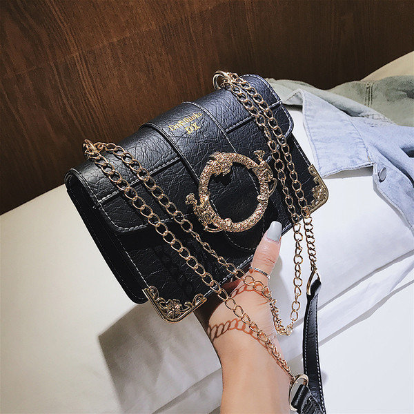 Eko bőrből készült alkalmi női táska, fekete-fehér fém elemekkel