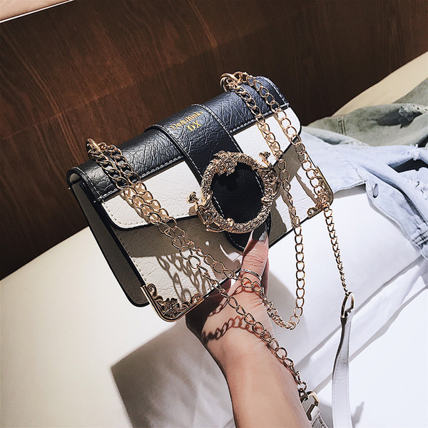 Eko bőrből készült alkalmi női táska, fekete-fehér fém elemekkel