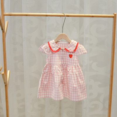 Modern, rózsaszín színű gyerekruha hímzéssel és gombokkal