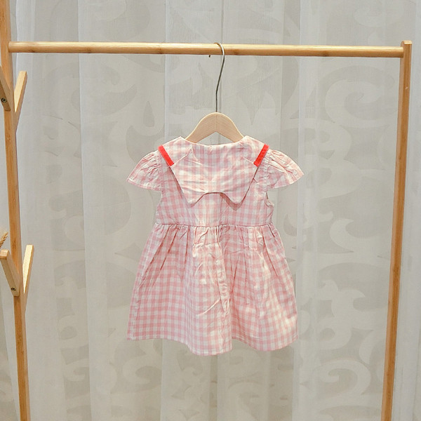 Modern, rózsaszín színű gyerekruha hímzéssel és gombokkal