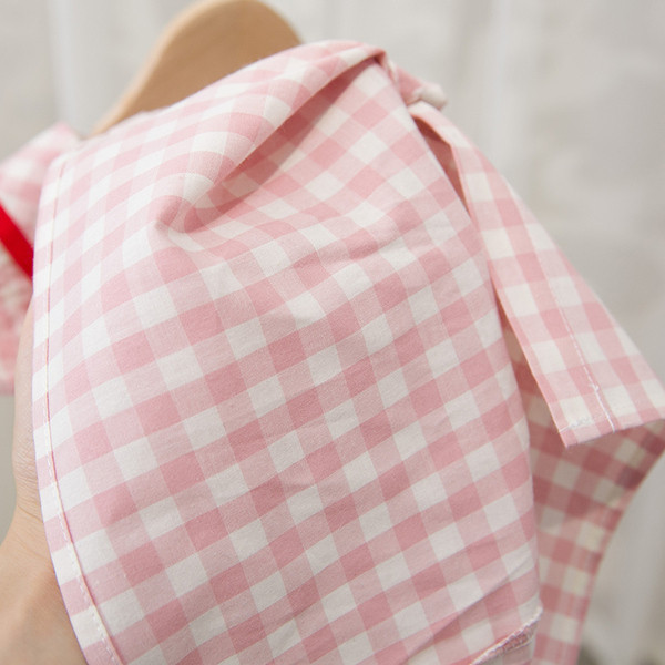 Modern, rózsaszín színű gyerekruha hímzéssel és gombokkal