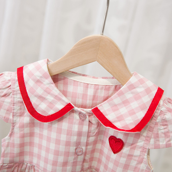 Modern, rózsaszín színű gyerekruha hímzéssel és gombokkal