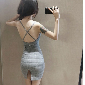 Rövid ruha csupasz hátrésszel és vékony pántokkal