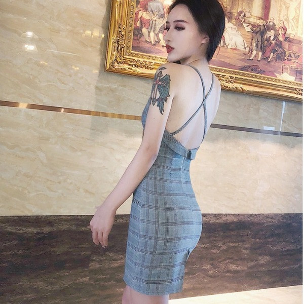 Rövid ruha csupasz hátrésszel és vékony pántokkal