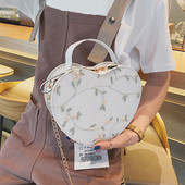 Szív alakú női táska több színben hímzéssel