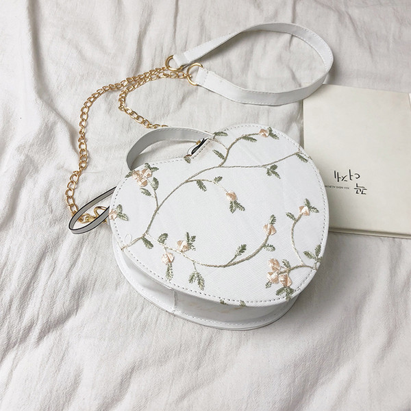 Szív alakú női táska több színben hímzéssel