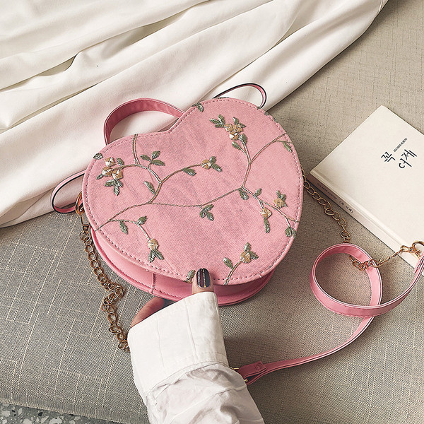 Szív alakú női táska több színben hímzéssel