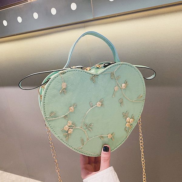 Szív alakú női táska több színben hímzéssel