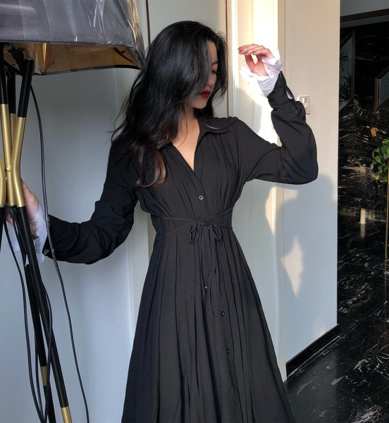 Lezser stílusos női ruha fekete színben