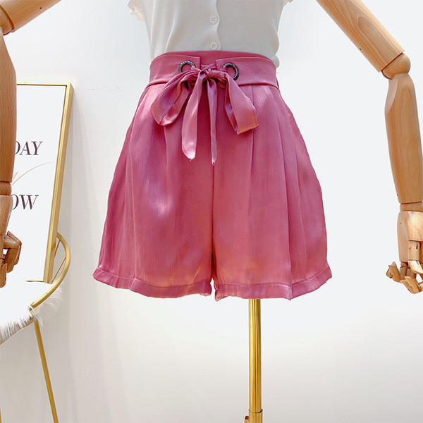 Rakott női rövidnadrág nyakkendő elemmel