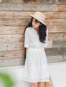 Alkalmi női ruha csipkével és 3/4 ujjú fehér színben