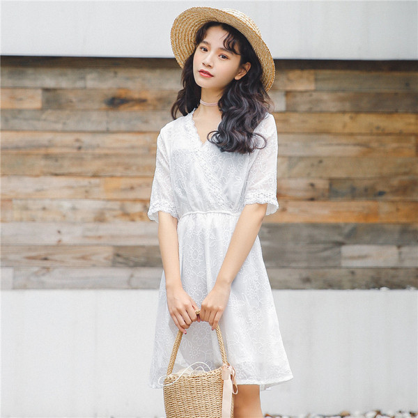 Alkalmi női ruha csipkével és 3/4 ujjú fehér színben