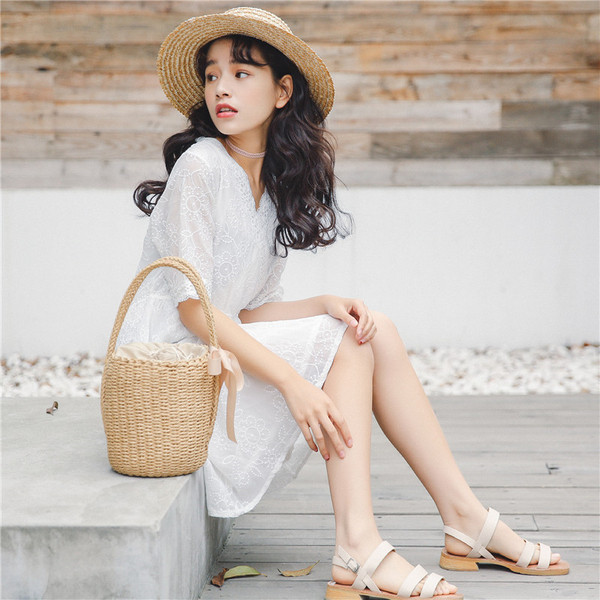 Alkalmi női ruha csipkével és 3/4 ujjú fehér színben