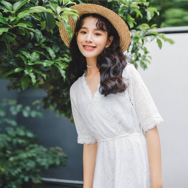 Alkalmi női ruha csipkével és 3/4 ujjú fehér színben