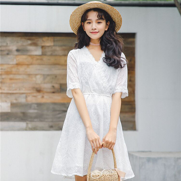 Alkalmi női ruha csipkével és 3/4 ujjú fehér színben