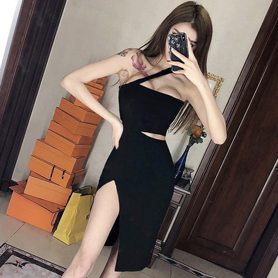 Fekete stílusos ruha hasított mellkassal és pánttal