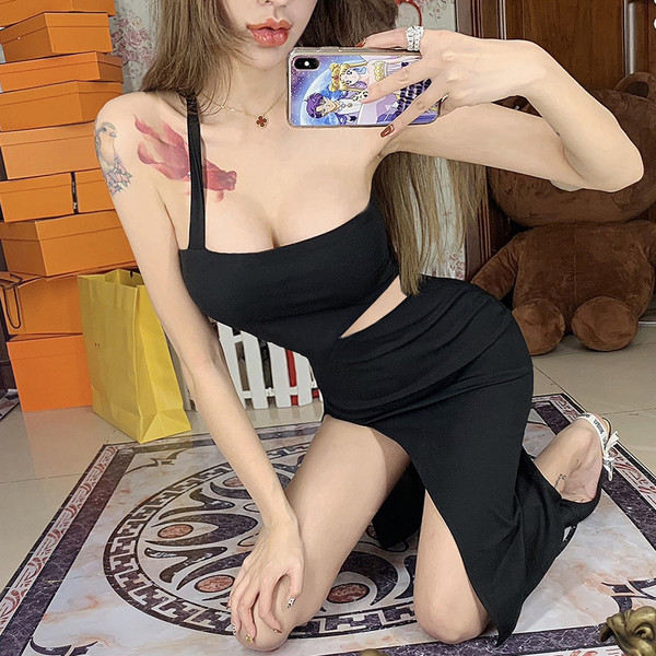 Fekete stílusos ruha hasított mellkassal és pánttal