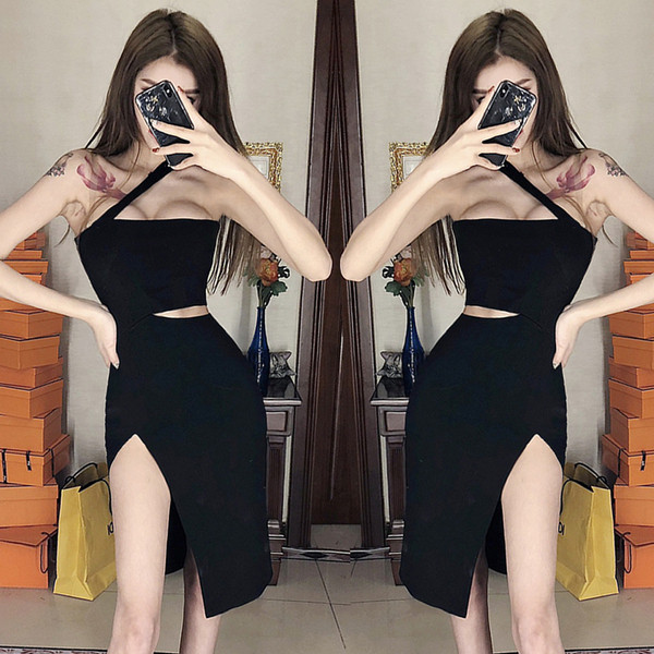 Fekete stílusos ruha hasított mellkassal és pánttal