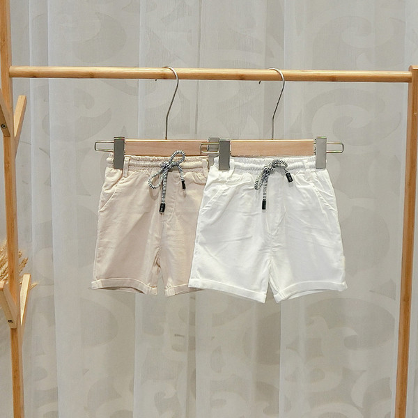 Pantaloni scurți pentru băieți în două culori cu cravate