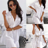 Modern női ruha fehér gombokkal