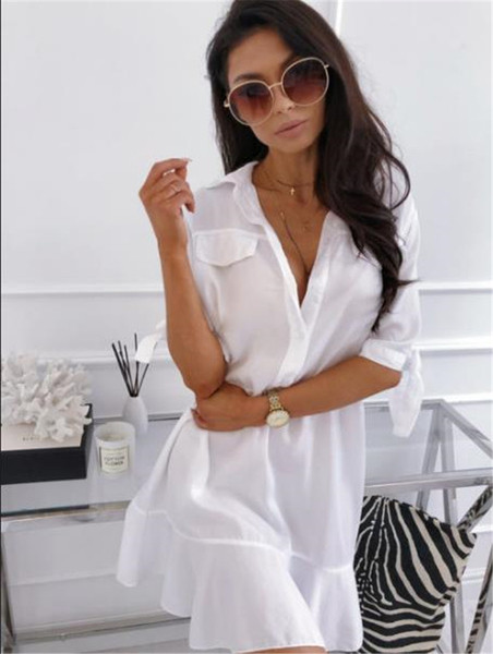 Modern női ruha fehér gombokkal